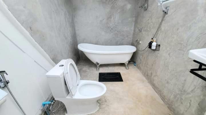 บ้านพักตากอากาศขนาดเล็ก ห่างชายหาดบางเก่า 800 เมตร #Cottage Ban Bo Yai ภายนอก รูปภาพ